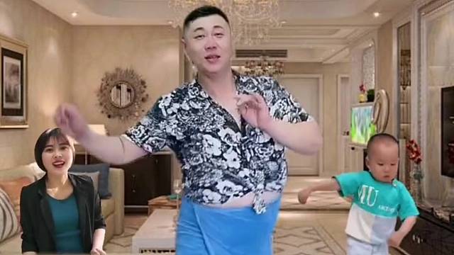 大哥跳的还挺灵活的。