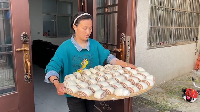 农村婆婆想吃杂粮馍，今天和媳妇一起蒸两锅，颜色好看筋道还好吃