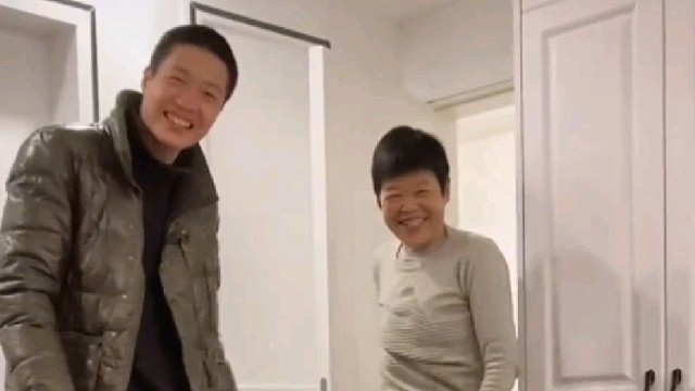 奶奶解封第一件事就是看看宝贝孙女