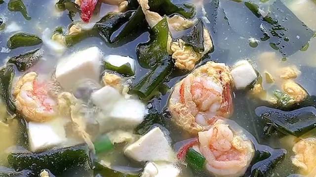 冬天来上一碗热乎乎的汤，简直太舒服啦！汤鲜味美，低卡又营养。