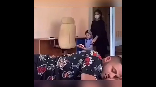 试图用笑容唤醒父爱