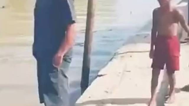 正常速度看普普通通，这慢镜头下真的笑死个人