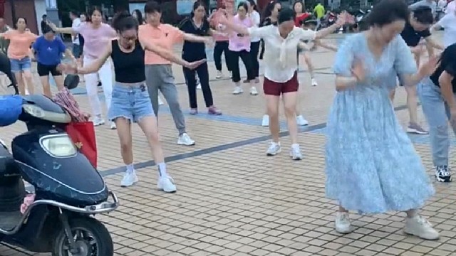 大爷：接着奏乐，接着舞