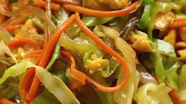 家里没有肉，炒点素菜，简单又美味～