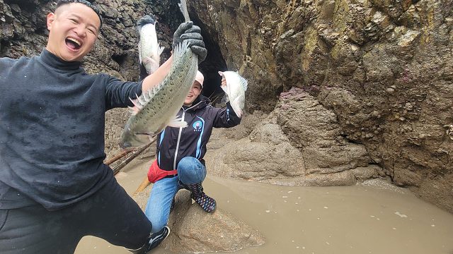 45000修船出海就大丰收，抓几十斤生猛鱼获，送村花闺蜜当生日礼物