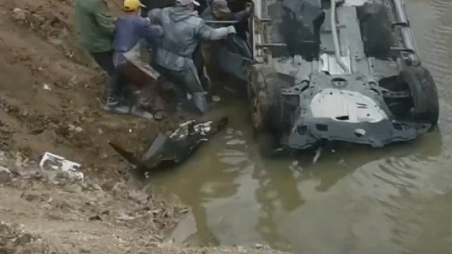 轿车掉入水中附近一老板带领员工救援，被救者跪地表示感谢