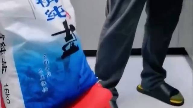 女子让老公下班回家买袋盐