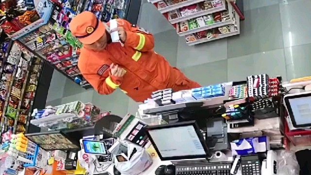 可爱的消防员遇到善良的店员和老板