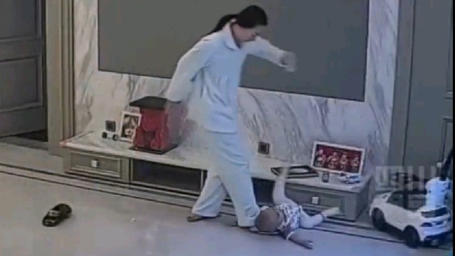 一岁宝宝电视柜摔下，妈妈神反应