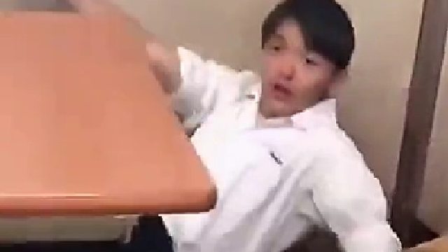 这是看到了啥把他吓成这样？
