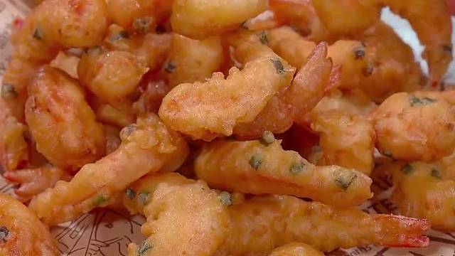 大虾新吃法，咸香酥脆，好吃到停不下来～