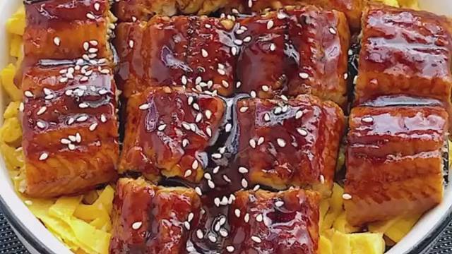 在家也能做鳗鱼饭吃，要大口大口吃才有感觉