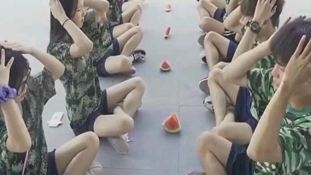 大学生军训分西瓜现场，暖男和直男暴露无疑，画面简直不要太搞笑！