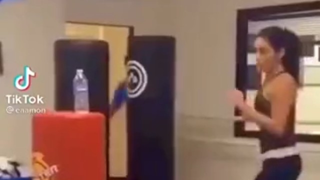 有点金凯瑞的风格