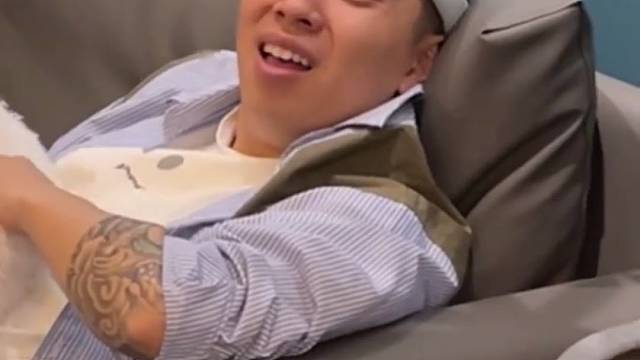 给面霜加入荧光粉，关灯的那一瞬间，把我吓了一跳