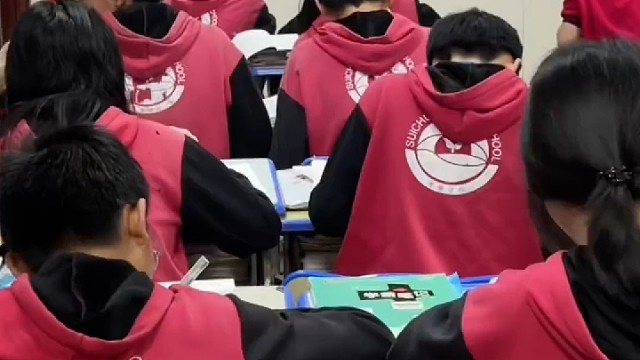 课桌上熟悉的三八线，女生这一扎仿佛回到学生时代