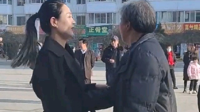 大爷就是大爷，擦鼻涕都那么潇洒