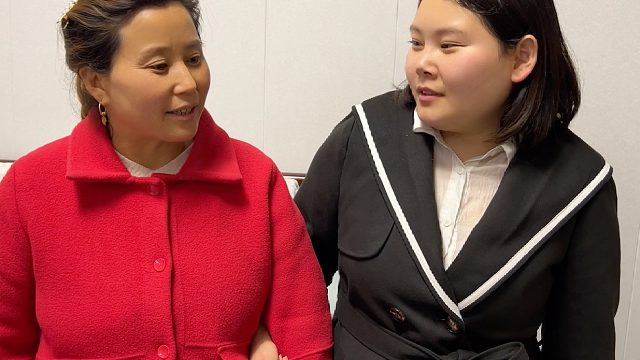 表哥帮未来亲家干活，喝多了让妞妞去接，回家被媳妇揪耳朵真逗