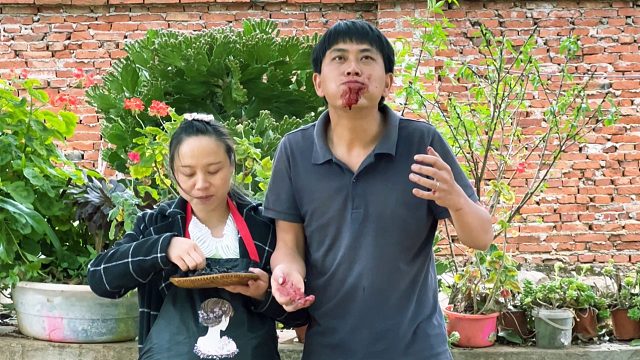 媳妇怀二胎嘴馋，要吃野生桑葚，今天老公满足她