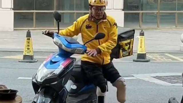 外卖小哥失去了双腿，但很坚强地生活