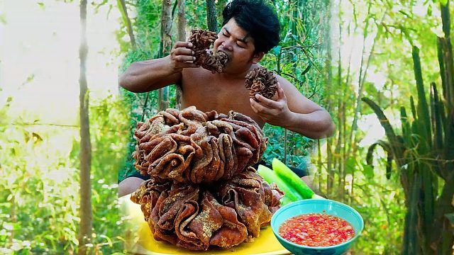 在山里搞一副粉肠用油炸，配上酸辣酱吃味真鲜