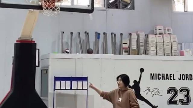 会打球的女生真的超帅