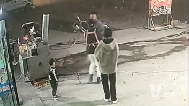 爸爸一脚将球踢到孩子头上，女儿立马喊来妈妈，给爸爸一顿揍