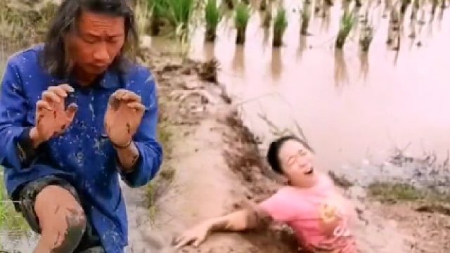 看把美女吓的不轻