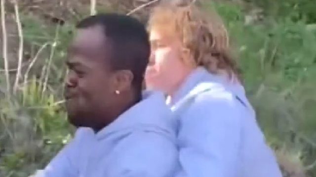 看着两个山炮虎不虎