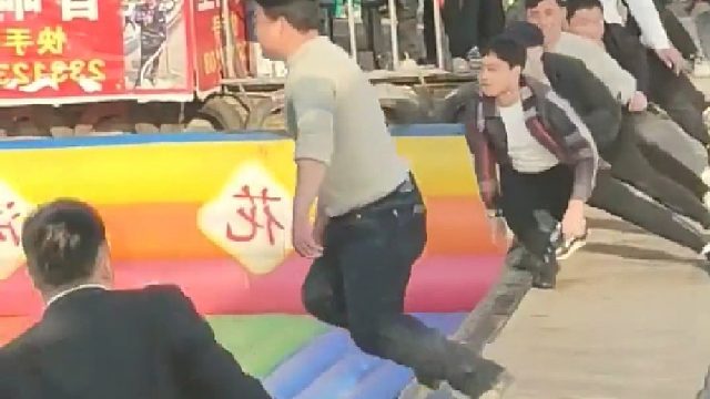 这个时候他肯定以为他很帅