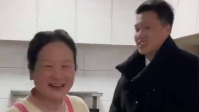 "丈母娘帮"女婿洗掉最爱裤子上的污渍