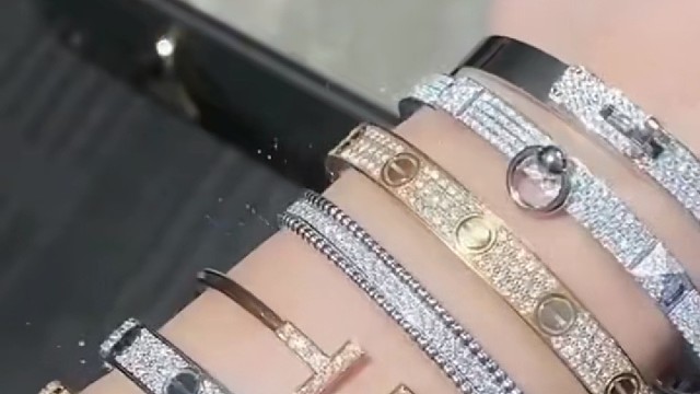 珠宝这件事，不要放在心上
一定要戴在身上和手上