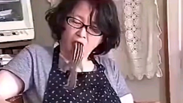 肯定晚上偷吃核桃和松塔让松鼠看到了