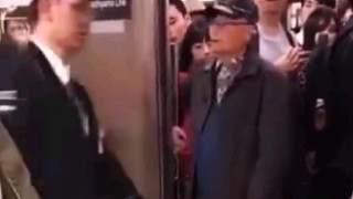 日本地铁高峰期，不让关门的老人