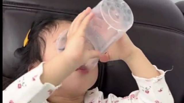 学到一招！“珍珠奶茶”变感冒药，萌娃乐呵呵地喝完！