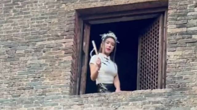 帅哥能帮我捡一下扇子吗