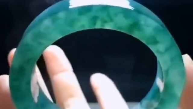 迷人的冰飘花手镯胚，这一大片都是飘花，飘花控最爱了！#翡翠##手镯#