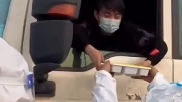 杭州城管给停车场货车司机送饭时，看到外地车牌不忘说一句：来了就是杭州人