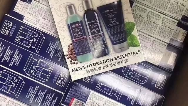 「科颜氏男士三件套海免」
洁面250ml+爽肤水250ml+保湿乳液125ml，清爽控油舒缓补水保湿