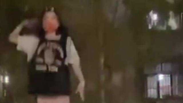 湖北武汉，"女子学校散步看到单杠上演敬礼！