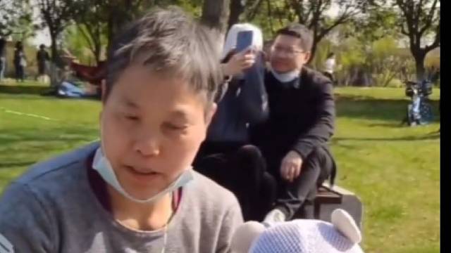 阿姨拍视频，吐槽儿子媳妇假期陪她踏青