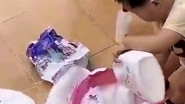 自己的事自己做，尿不湿自己洗，真是个懂事顾家的好孩子