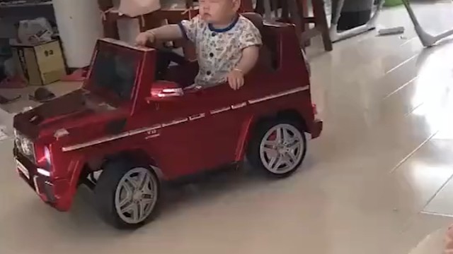 行车不规范，亲人两行泪。请勿疲劳驾驶，否则吊销奶瓶处理。