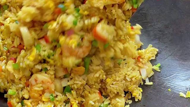 吃不完的剩米饭不要再倒掉浪费啦！做成这样的炒饭孩子能吃三大碗！