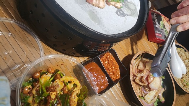 来吃东西不，我请客。