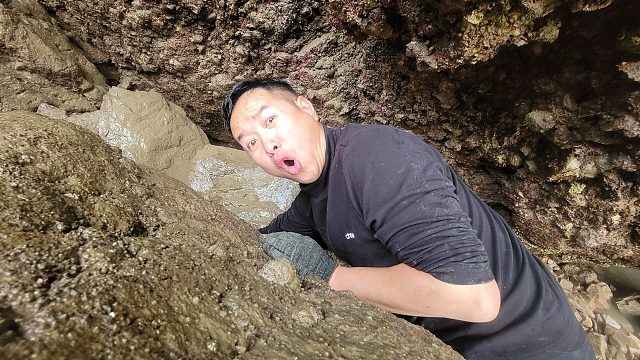 水没干就发现坑底动静不小，伸手一探吓一跳，原来是凶猛值钱大货