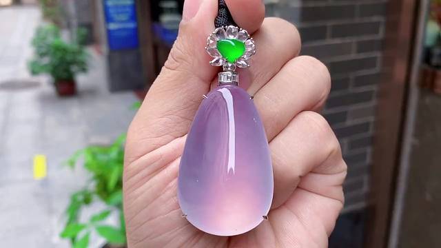 玻璃紫这是一件非常大件的玻璃紫水滴，什么是玻璃紫？