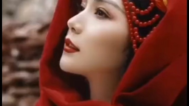 只有在宁静的夜晚独处时，才是最真实的自我。没有了伪装，没有了设防，随意识肆意的或优雅或迷茫