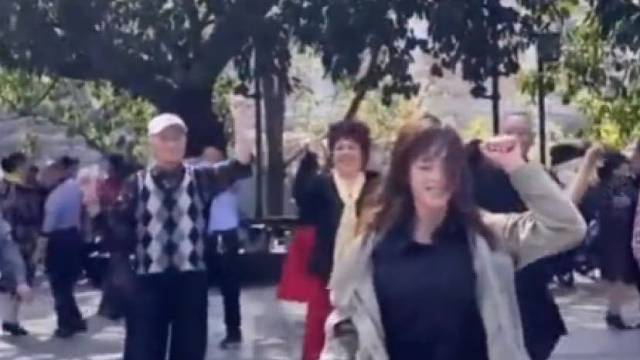 手里的大妈瞬间不香了