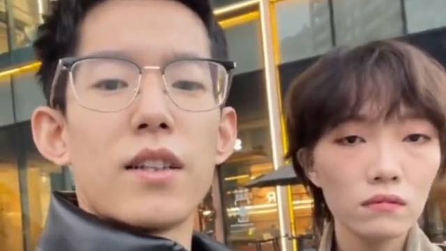 当女友发现男友用原相机拍照后，瞬间不淡定了